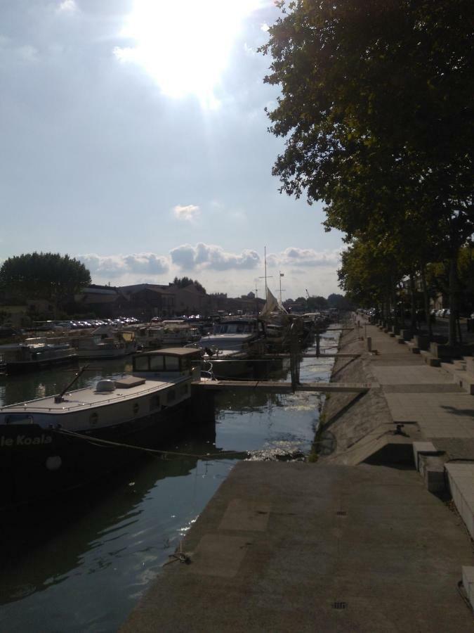 Beaucaire Studio Apartment Bagian luar foto